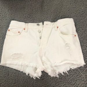 White jean Levi shorts
